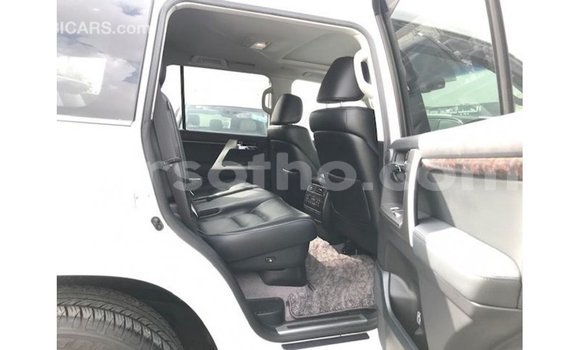 Sayi Imported Toyota Land Cruiser White Mota in Import - Dubai a Maseru Sayi Imported Toyota Land Cruiser White Mota in Import - Dubai a Maseru