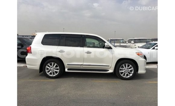 Sayi Imported Toyota Land Cruiser White Mota in Import - Dubai a Maseru Sayi Imported Toyota Land Cruiser White Mota in Import - Dubai a Maseru