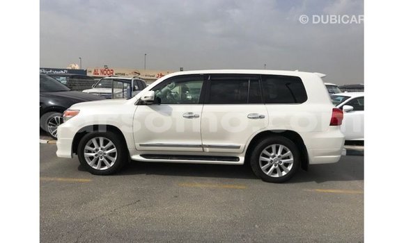 Sayi Imported Toyota Land Cruiser White Mota in Import - Dubai a Maseru Sayi Imported Toyota Land Cruiser White Mota in Import - Dubai a Maseru