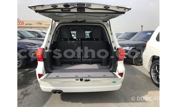 Sayi Imported Toyota Land Cruiser White Mota in Import - Dubai a Maseru Sayi Imported Toyota Land Cruiser White Mota in Import - Dubai a Maseru