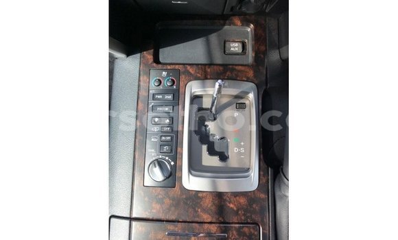 Sayi Imported Toyota Land Cruiser White Mota in Import - Dubai a Maseru Sayi Imported Toyota Land Cruiser White Mota in Import - Dubai a Maseru