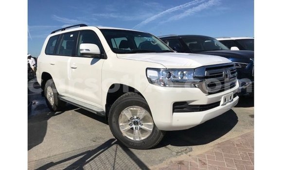 Sayi Imported Toyota Land Cruiser White Mota in Import - Dubai a Maseru Sayi Imported Toyota Land Cruiser White Mota in Import - Dubai a Maseru