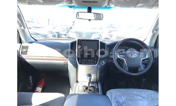 Sayi Imported Toyota Land Cruiser White Mota in Import - Dubai a Maseru Sayi Imported Toyota Land Cruiser White Mota in Import - Dubai a Maseru