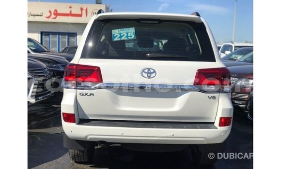 Sayi Imported Toyota Land Cruiser White Mota in Import - Dubai a Maseru Sayi Imported Toyota Land Cruiser White Mota in Import - Dubai a Maseru