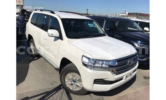 Sayi Imported Toyota Land Cruiser White Mota in Import - Dubai a Maseru Sayi Imported Toyota Land Cruiser White Mota in Import - Dubai a Maseru