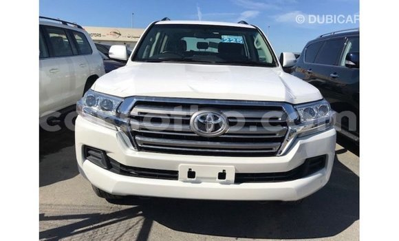 Sayi Imported Toyota Land Cruiser White Mota in Import - Dubai a Maseru Sayi Imported Toyota Land Cruiser White Mota in Import - Dubai a Maseru