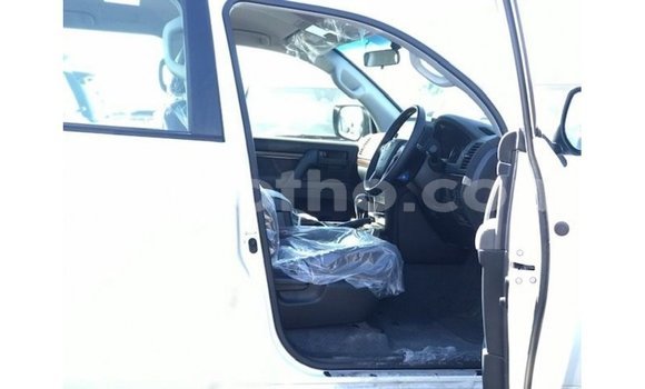Sayi Imported Toyota Land Cruiser White Mota in Import - Dubai a Maseru Sayi Imported Toyota Land Cruiser White Mota in Import - Dubai a Maseru