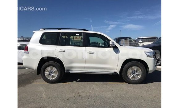 Sayi Imported Toyota Land Cruiser White Mota in Import - Dubai a Maseru Sayi Imported Toyota Land Cruiser White Mota in Import - Dubai a Maseru