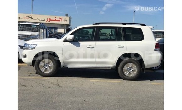 Sayi Imported Toyota Land Cruiser White Mota in Import - Dubai a Maseru Sayi Imported Toyota Land Cruiser White Mota in Import - Dubai a Maseru