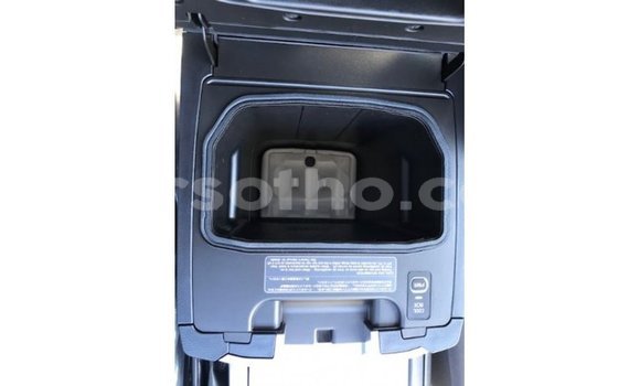 Sayi Imported Toyota Land Cruiser White Mota in Import - Dubai a Maseru Sayi Imported Toyota Land Cruiser White Mota in Import - Dubai a Maseru