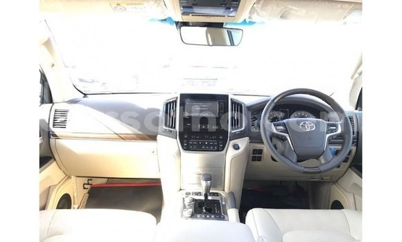 Sayi Imported Toyota Land Cruiser White Mota in Import - Dubai a Maseru Sayi Imported Toyota Land Cruiser White Mota in Import - Dubai a Maseru