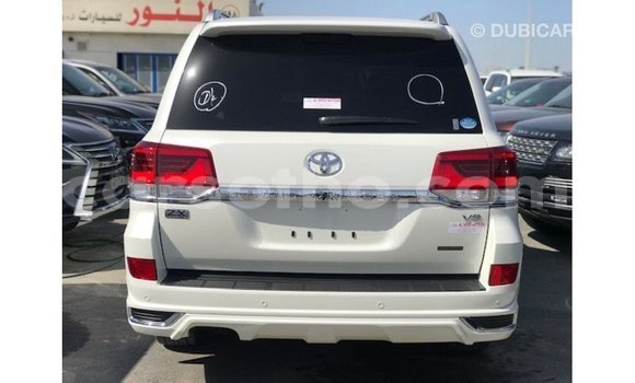Sayi Imported Toyota Land Cruiser White Mota in Import - Dubai a Maseru Sayi Imported Toyota Land Cruiser White Mota in Import - Dubai a Maseru