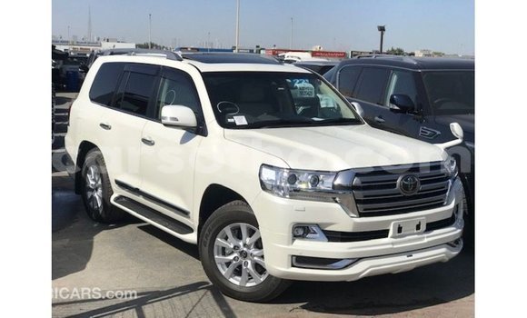 Sayi Imported Toyota Land Cruiser White Mota in Import - Dubai a Maseru Sayi Imported Toyota Land Cruiser White Mota in Import - Dubai a Maseru