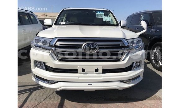 Sayi Imported Toyota Land Cruiser White Mota in Import - Dubai a Maseru Sayi Imported Toyota Land Cruiser White Mota in Import - Dubai a Maseru