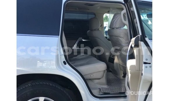 Sayi Imported Toyota Land Cruiser White Mota in Import - Dubai a Maseru Sayi Imported Toyota Land Cruiser White Mota in Import - Dubai a Maseru