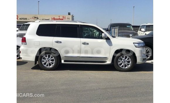 Sayi Imported Toyota Land Cruiser White Mota in Import - Dubai a Maseru Sayi Imported Toyota Land Cruiser White Mota in Import - Dubai a Maseru