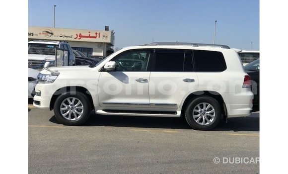 Sayi Imported Toyota Land Cruiser White Mota in Import - Dubai a Maseru Sayi Imported Toyota Land Cruiser White Mota in Import - Dubai a Maseru