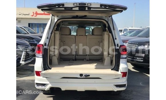 Sayi Imported Toyota Land Cruiser White Mota in Import - Dubai a Maseru Sayi Imported Toyota Land Cruiser White Mota in Import - Dubai a Maseru