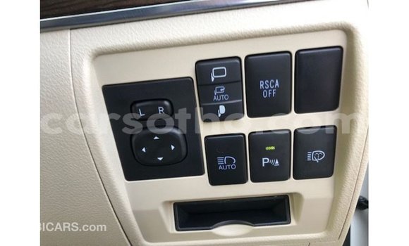 Sayi Imported Toyota Land Cruiser White Mota in Import - Dubai a Maseru Sayi Imported Toyota Land Cruiser White Mota in Import - Dubai a Maseru