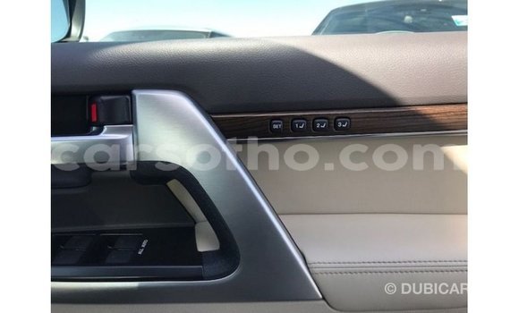 Sayi Imported Toyota Land Cruiser White Mota in Import - Dubai a Maseru Sayi Imported Toyota Land Cruiser White Mota in Import - Dubai a Maseru