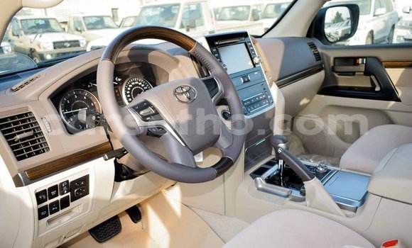 اشتري Imported Toyota Land Cruiser White سيارة في Import - Dubai في Maseru اشتري Imported Toyota Land Cruiser White سيارة في Import - Dubai في Maseru