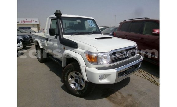 Sayi Imported Toyota Land Cruiser White Mota in Import - Dubai a Maseru Sayi Imported Toyota Land Cruiser White Mota in Import - Dubai a Maseru
