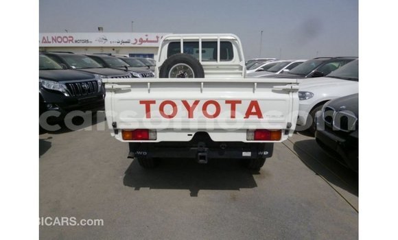 Sayi Imported Toyota Land Cruiser White Mota in Import - Dubai a Maseru Sayi Imported Toyota Land Cruiser White Mota in Import - Dubai a Maseru