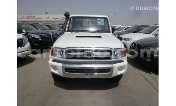 Sayi Imported Toyota Land Cruiser White Mota in Import - Dubai a Maseru Sayi Imported Toyota Land Cruiser White Mota in Import - Dubai a Maseru
