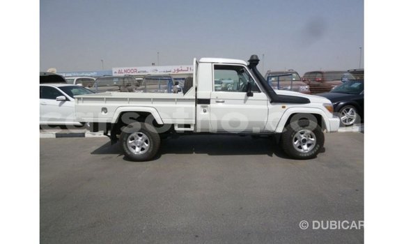 Sayi Imported Toyota Land Cruiser White Mota in Import - Dubai a Maseru Sayi Imported Toyota Land Cruiser White Mota in Import - Dubai a Maseru