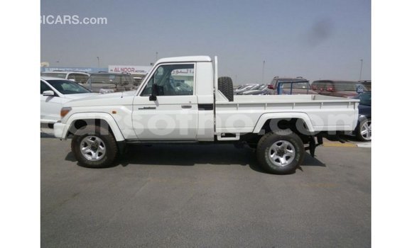 Sayi Imported Toyota Land Cruiser White Mota in Import - Dubai a Maseru Sayi Imported Toyota Land Cruiser White Mota in Import - Dubai a Maseru