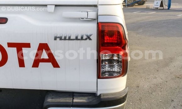 Sayi Imported Toyota Hilux White Mota in Import - Dubai a Maseru Sayi Imported Toyota Hilux White Mota in Import - Dubai a Maseru