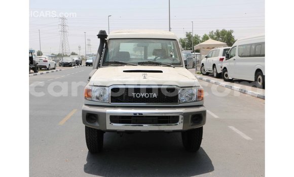 Sayi Imported Toyota Land Cruiser White Mota in Import - Dubai a Maseru Sayi Imported Toyota Land Cruiser White Mota in Import - Dubai a Maseru