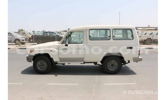 Sayi Imported Toyota Land Cruiser White Mota in Import - Dubai a Maseru Sayi Imported Toyota Land Cruiser White Mota in Import - Dubai a Maseru