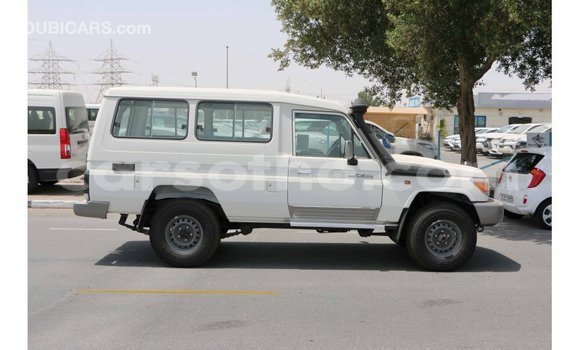 Sayi Imported Toyota Land Cruiser White Mota in Import - Dubai a Maseru Sayi Imported Toyota Land Cruiser White Mota in Import - Dubai a Maseru