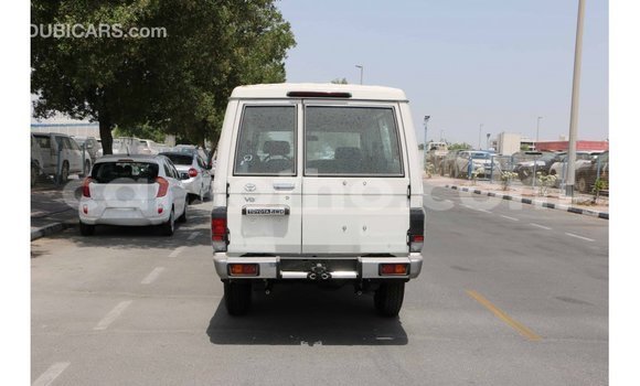 Sayi Imported Toyota Land Cruiser White Mota in Import - Dubai a Maseru Sayi Imported Toyota Land Cruiser White Mota in Import - Dubai a Maseru