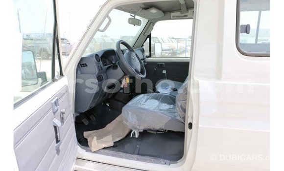 Sayi Imported Toyota Land Cruiser White Mota in Import - Dubai a Maseru Sayi Imported Toyota Land Cruiser White Mota in Import - Dubai a Maseru