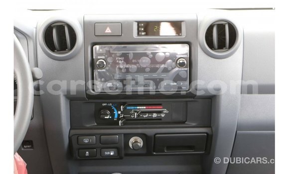 Sayi Imported Toyota Land Cruiser White Mota in Import - Dubai a Maseru Sayi Imported Toyota Land Cruiser White Mota in Import - Dubai a Maseru