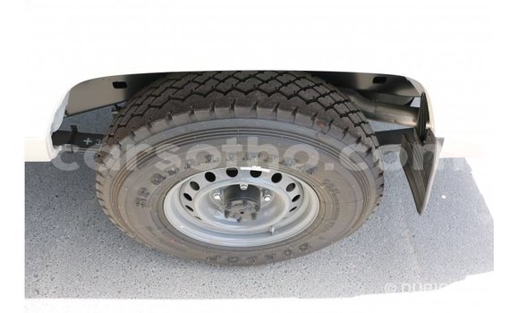 Sayi Imported Toyota Land Cruiser White Mota in Import - Dubai a Maseru Sayi Imported Toyota Land Cruiser White Mota in Import - Dubai a Maseru