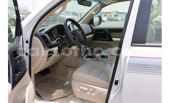 Acheter Import Voiture Toyota Land Cruiser Blanc à Import - Dubai, Maseru Acheter Import Voiture Toyota Land Cruiser Blanc à Import - Dubai, Maseru
