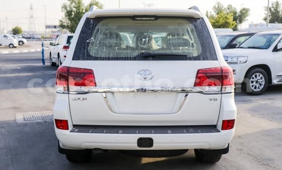 Sayi Imported Toyota Land Cruiser White Mota in Import - Dubai a Maseru Sayi Imported Toyota Land Cruiser White Mota in Import - Dubai a Maseru