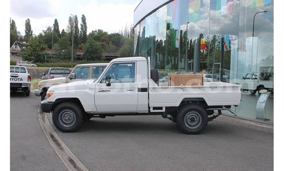 Sayi Imported Toyota Land Cruiser White Mota in Import - Dubai a Maseru Sayi Imported Toyota Land Cruiser White Mota in Import - Dubai a Maseru