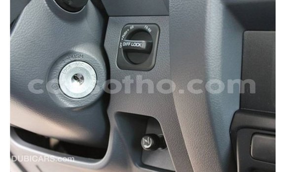 Sayi Imported Toyota Land Cruiser White Mota in Import - Dubai a Maseru Sayi Imported Toyota Land Cruiser White Mota in Import - Dubai a Maseru
