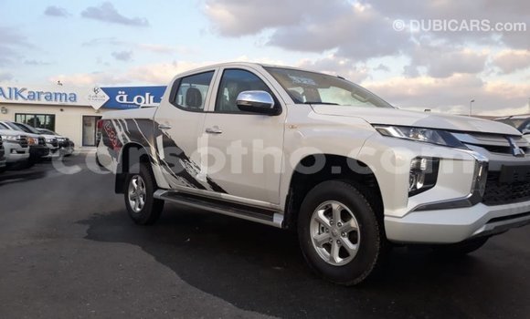 Sayi Imported Mitsubishi L200 White Mota in Import - Dubai a Maseru Sayi Imported Mitsubishi L200 White Mota in Import - Dubai a Maseru