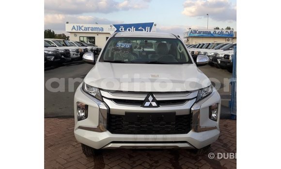 Sayi Imported Mitsubishi L200 White Mota in Import - Dubai a Maseru Sayi Imported Mitsubishi L200 White Mota in Import - Dubai a Maseru