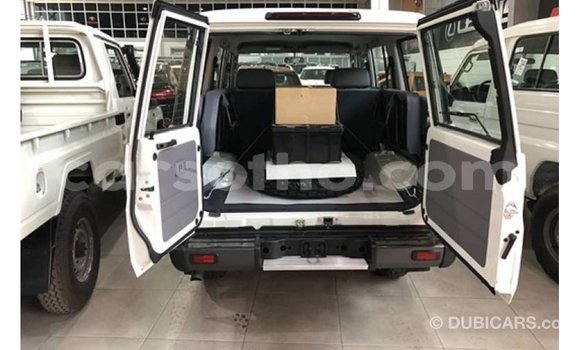 Sayi Imported Toyota Land Cruiser White Mota in Import - Dubai a Maseru Sayi Imported Toyota Land Cruiser White Mota in Import - Dubai a Maseru
