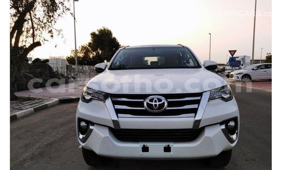 Sayi Imported Toyota Fortuner White Mota in Import - Dubai a Maseru Sayi Imported Toyota Fortuner White Mota in Import - Dubai a Maseru