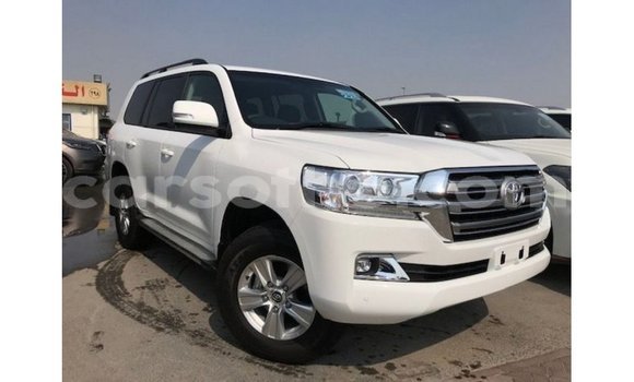 Sayi Imported Toyota Land Cruiser White Mota in Import - Dubai a Maseru Sayi Imported Toyota Land Cruiser White Mota in Import - Dubai a Maseru