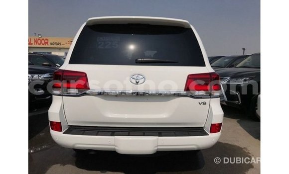 Sayi Imported Toyota Land Cruiser White Mota in Import - Dubai a Maseru Sayi Imported Toyota Land Cruiser White Mota in Import - Dubai a Maseru