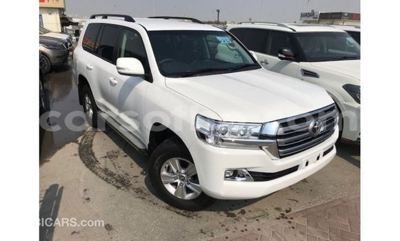 Sayi Imported Toyota Land Cruiser White Mota in Import - Dubai a Maseru Sayi Imported Toyota Land Cruiser White Mota in Import - Dubai a Maseru