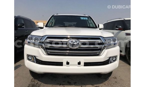 Sayi Imported Toyota Land Cruiser White Mota in Import - Dubai a Maseru Sayi Imported Toyota Land Cruiser White Mota in Import - Dubai a Maseru